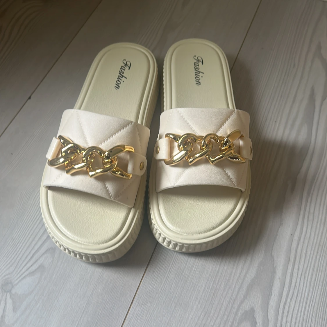 Beige sandaler med guldkedja - 4