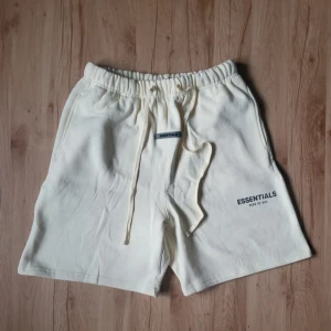 Essentials Fear of God shorts  - Snygga offwhite shorts från Essentials Fear of God. Använda endast en gång!