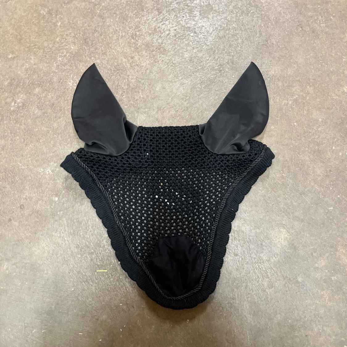 Svart ridhuva med öron - 1