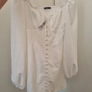 Klänning - Säljer denna fina klänning i nyskick, prislapp är kvar! Nypris 499 kr men jag säljer för 300 kr. Storlek 38, men jag skulle säga mer 36