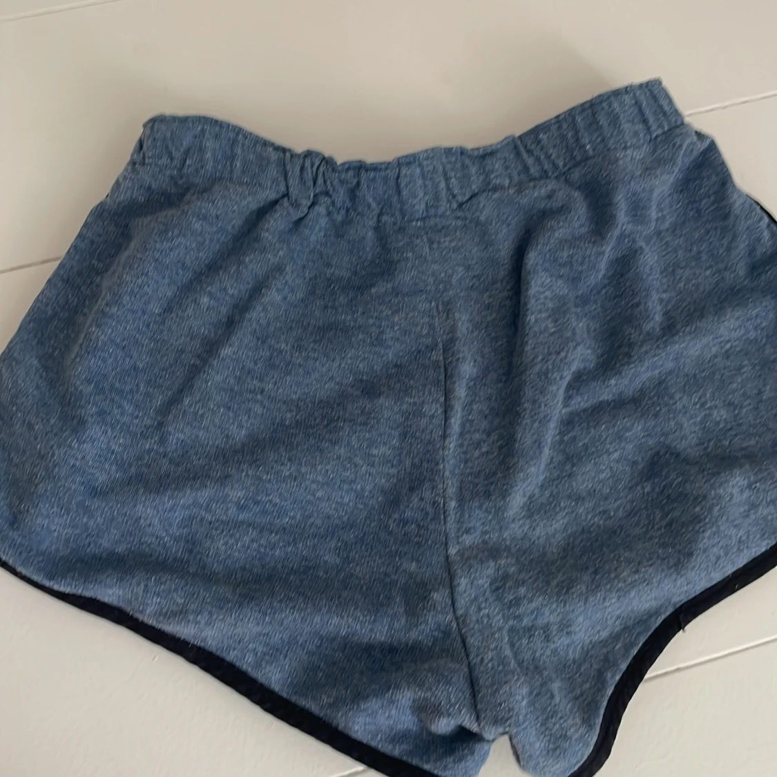Blå pyjamas shorts med svarta detaljer - 1