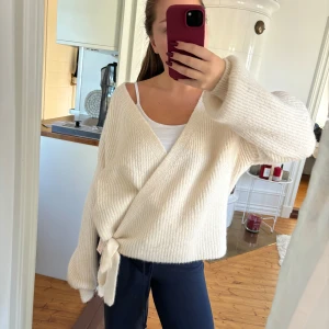 Beige omlott kofta med knyt - Säljer denna fina stickade tröja från only!! 🙌🏽💋