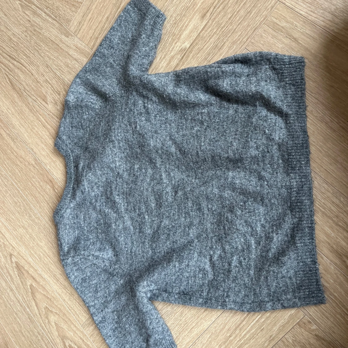 Grå kofta från H&M med guldknappar - 2