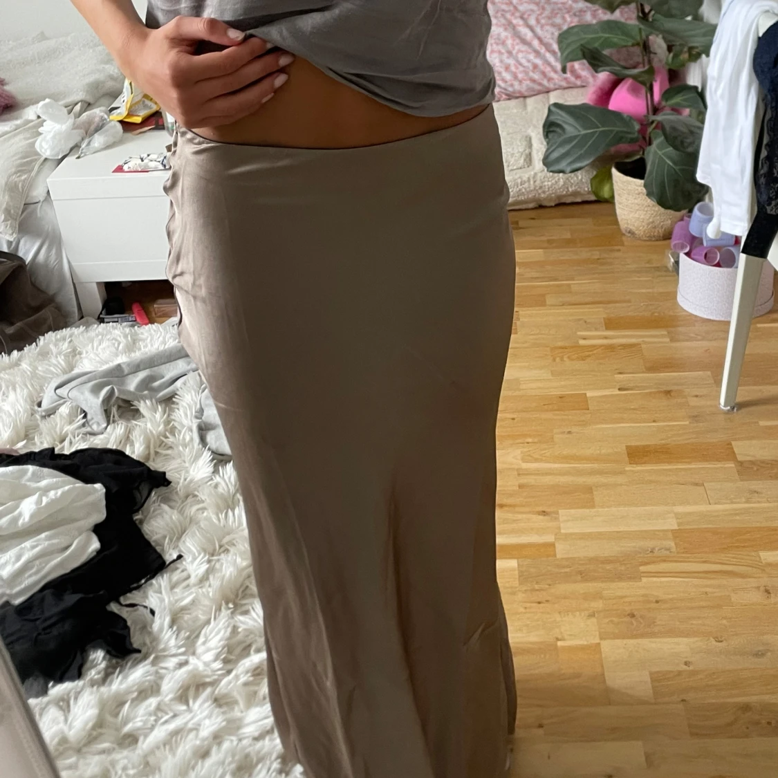 Beige långkjol i satin - 1