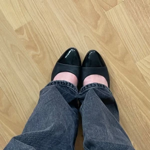 Svarta ballerinaskor från Vagabond - Säljer mina fina svarta ballerinaskor från Vagabond. Skorna är i skinn och är sparsamt använda! 