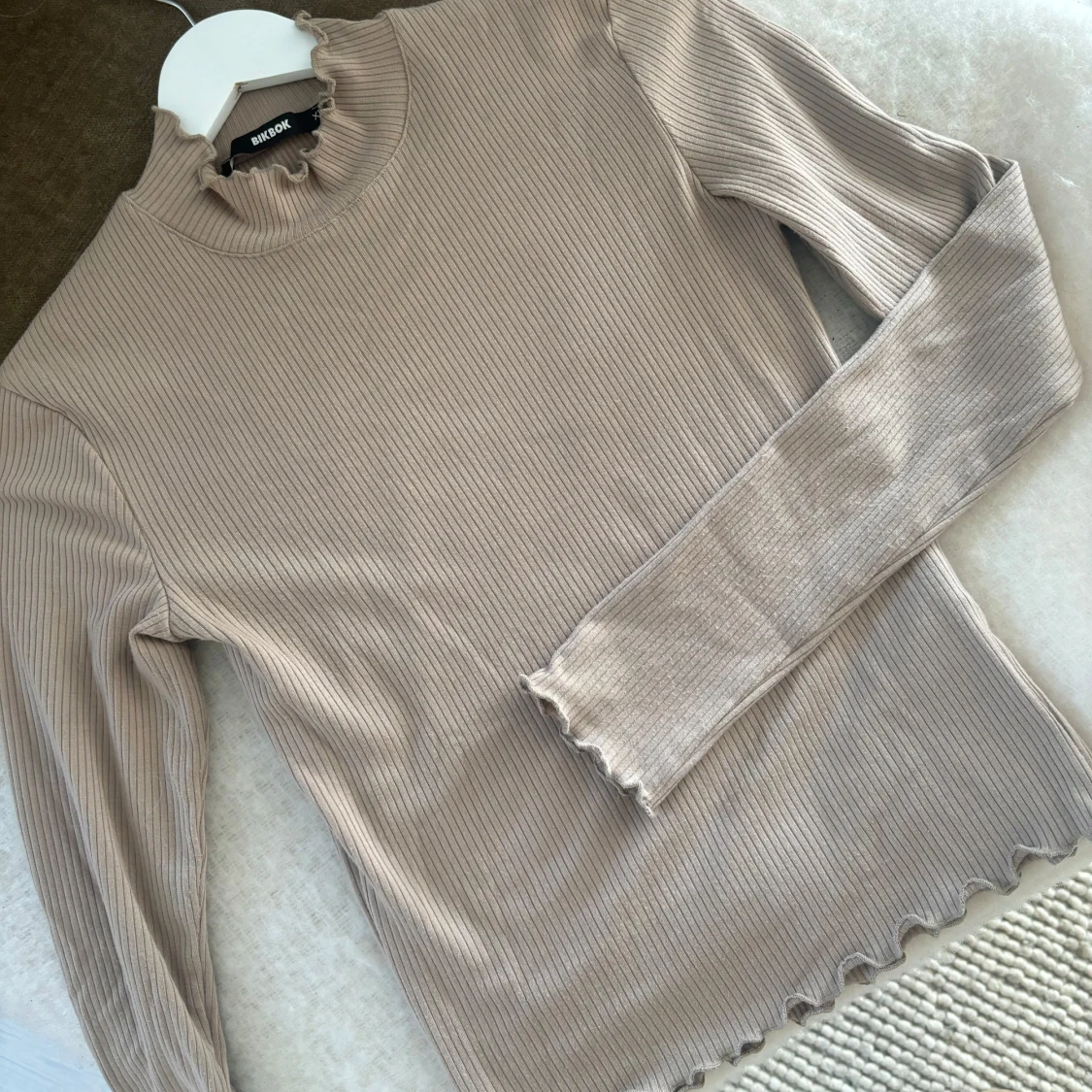 Beige ribbad tröja från BikBok - 1