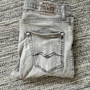 Replay jeans - Ett par replay jeans i modellen thad. Storleken är 14a vilket motsvarar 158cm. Väldigt fint skick och har använts sparsamt.