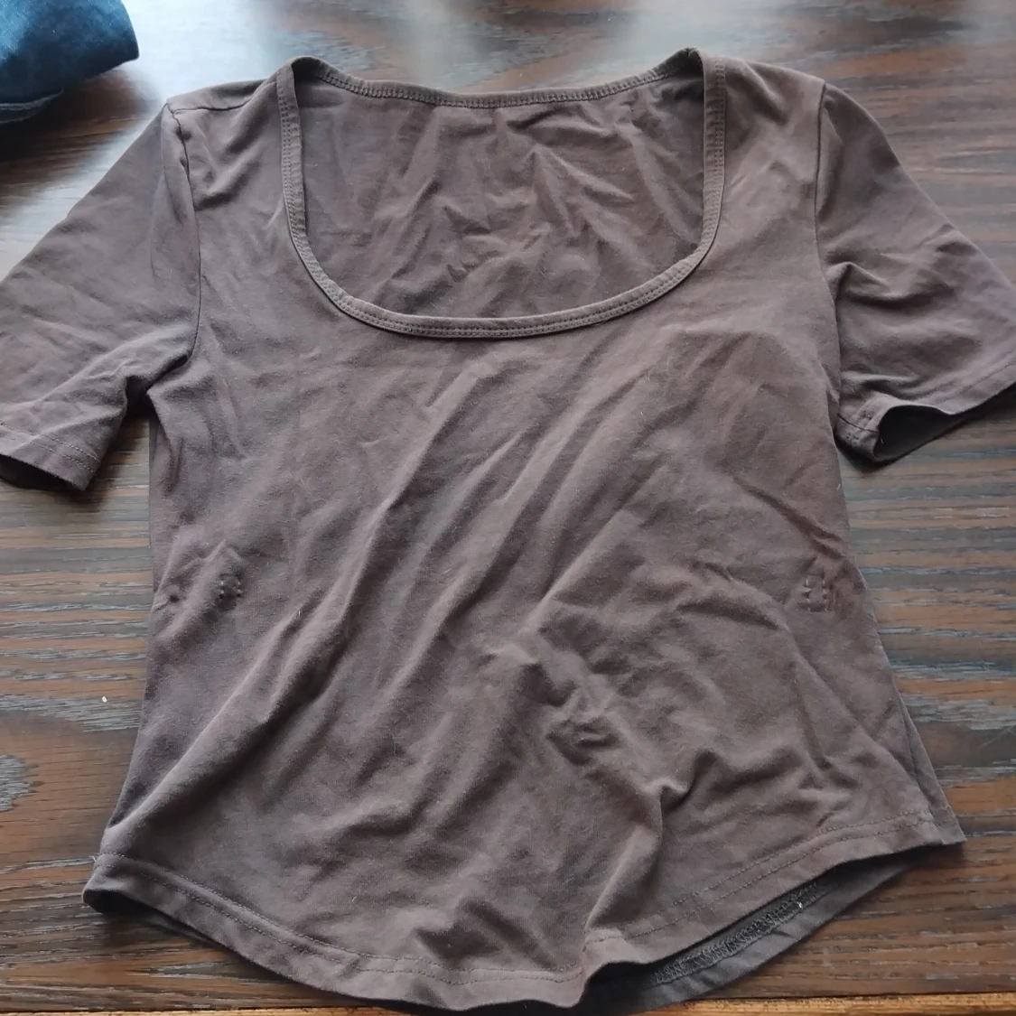 Brun kortärmad topp med vid urringning