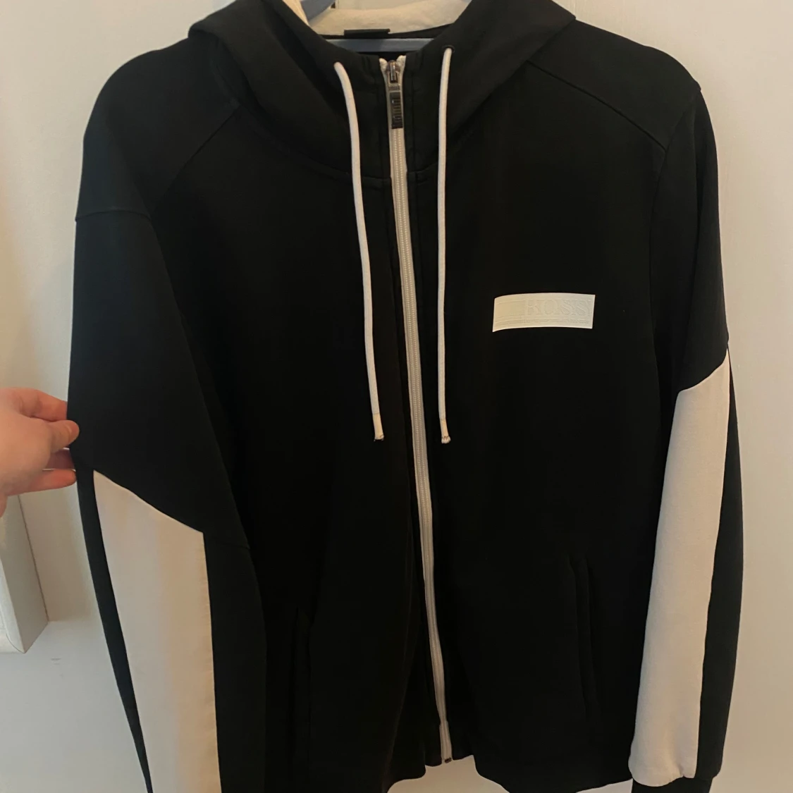 Svart hoodie från Boss med vita feta detaljer PRIS KAN DISKUTERAS  - 1