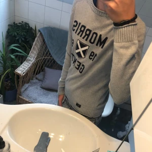 Morris stickad tröja - Tja! Säljer en grå Morris tröja. Tröjan är i 10/10 skick utan några problem. Om ni har funderingar är det bara att fråga på, pris ej hugget i sten!