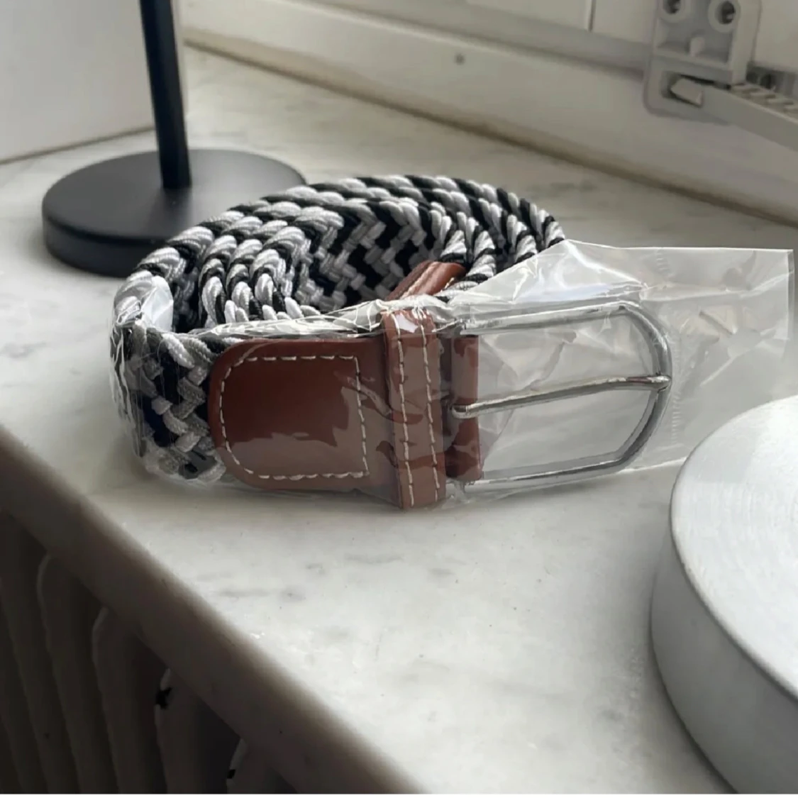 Svart och vit flätad bälte med skinn