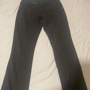 Svarta kostymbyxor från BikBok - Svarta Vera kostymbyxor från BikBok i storlek 38. Lågmidjad, säljer för att dom blivit för korta i benen annars passar perfekt. Inte jätte använda så fortfarande i bra skick. Om fler bilder skriv privat💞ordinarie pris 500, kan diskutera pris😊