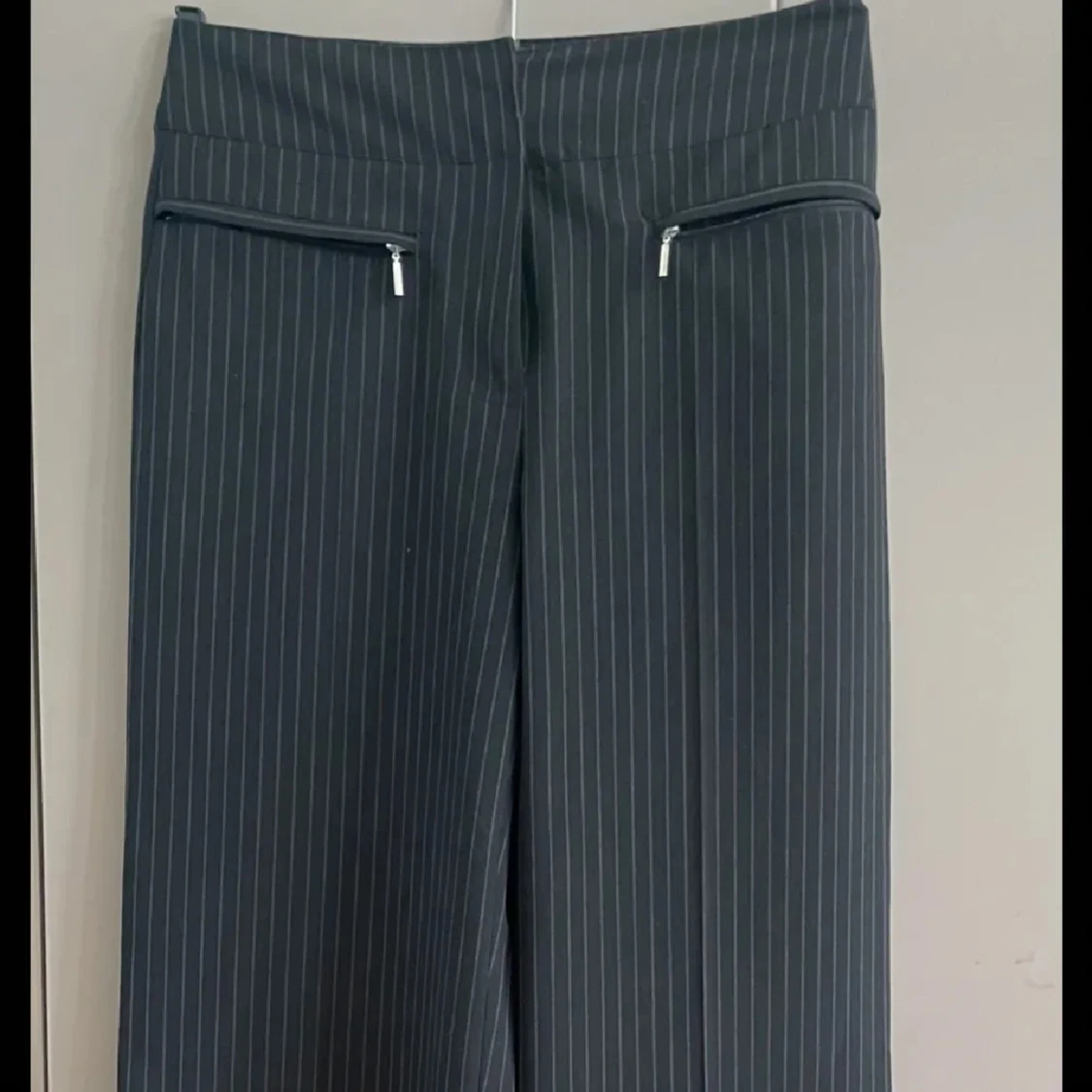 Svarta randiga kostymbyxor med dragkedjor