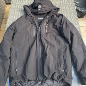 Svart vinterjacka sail racing - Snygg jacka från Sail racing i storlek M. Jackan är i ganska bra skick och köpt för 4000, pris kan diskuteras 