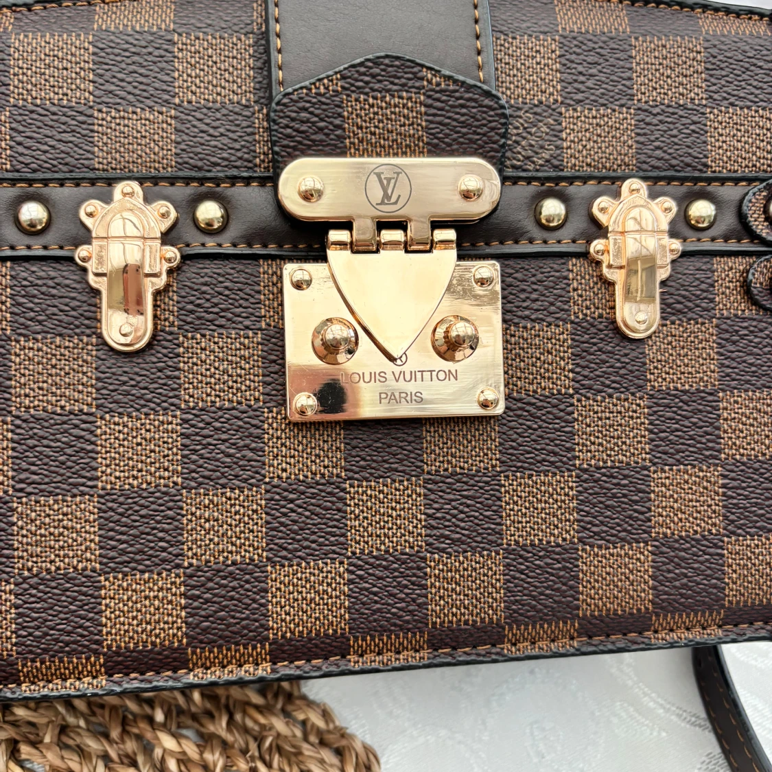 Rutig brun axelväska med gulddetaljer - 1