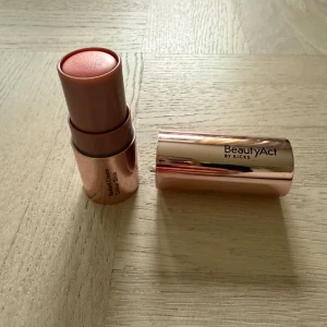BeautyAct Cream Rouge Stick Spring Fling - Säljer en krämrouge i stickformat från BeautyAct by Kicks i färgen Spring Fling. Swatchad med borste en gång, fel nyans för mig…