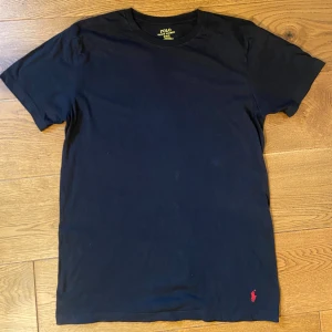 Ralph Lauren T-shirt - Mycket fint skick utan defekter, storlek M - normal i storleken. Kom gärna med prisförslag eller andra frågor!