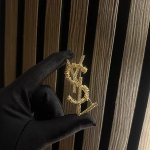 Broschyr  - Lyfter upp hela din outfit! 