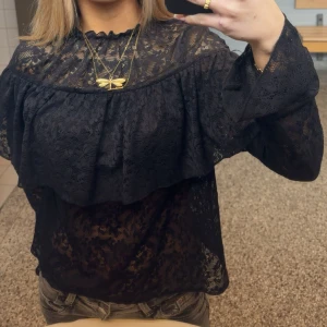 Svart spetsblus - Jättefin långärmad volangtopp i spets, nästan aldrig använd☺️💗