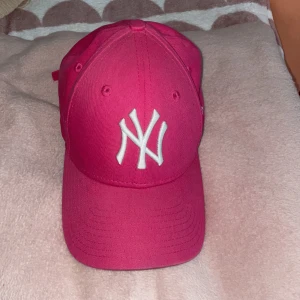 rosa keps - rosa keps från new era. finns några tecken på att den är använd men den har varit väl omhändertagen. den är även justerbar