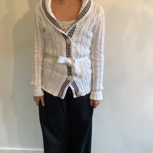 En stickad kofta från H&M - En stickad, mysig och fin kofta från H&M i storlek XS. Är dock S i midjan skulle jag säga. Bra material på koftan och har fina sömmar. 