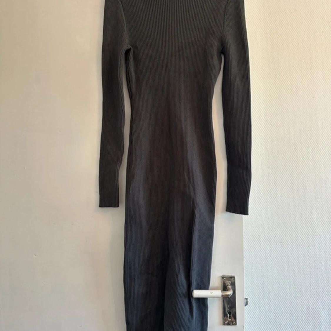 Mörkgrå ribbad långklänning H&M - 1