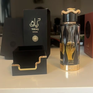Lattafa Teriq Intense Parfym - Säljer nu Lattafa teriaq intense. Stark parfym med bra projektion och luktar ungefär som äppelpaj men den passar inte mig! Runt 55ml kvar. Söker helst byten eller kombinerade byten med andra parfymer i min profil!! Nypris 400kr