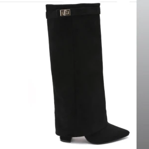 Högklackad stövel med en fin spänndetalj och dragkedja på insidan. - Säljer dessa då jag inte använder dom. Aldrig använt dom beiga och använt dom svarta 2 gånger. 600kr för 1 par, 1200kr för båda