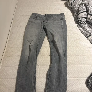 Grå G-Star D-Staq jeans slim fit - Gråa G star jeans D-staq 5-pocket jeans Storlek: Slimfit Färg: grå Nypris: 950