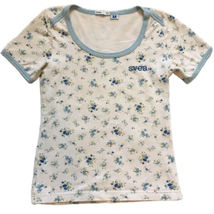 Vintage blommig kortärmad topp/ T-shirt, Svea - Så söt unik topp med blommor på! Liten i storleken, passar mer XS/S