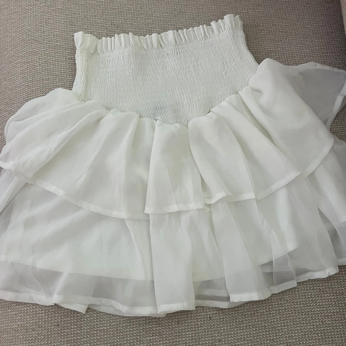 Vit volangkjol med resårmidja - 1