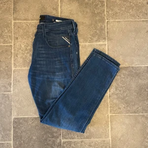 Replay anbass jeans - •10/10 skick - helt nya✅ •Storlek W31, L30📏 •Inkluderat - jeans👖 •Fraktar inom 24h📦 •Nypris - ca 1600 SEK💸 LID010