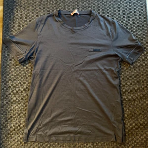 Prada tshirt - Hej! Säljer en otroligt snygg Prada tshirt. Använd några gånger; men fortfarande i nyskick (bortsett från lappen). Storlek M