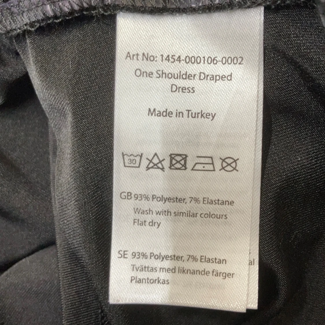 Svart oneshoulder klänning NA-KD XL - 4