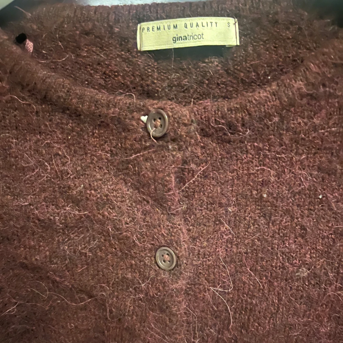 Vinröd stickad kofta från Gina Tricot - 1