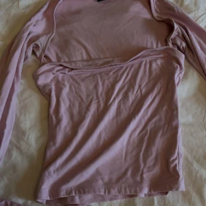 Ljusrosa långärmad tröja - Säljer en ljusrosa långärmad tröjaa från Gina Tricot.