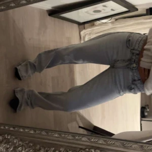 Lågmidjade jeans - Supersnygga lågmidjade jeans som aldrig använts, för långa för mig som är 160 cm💗