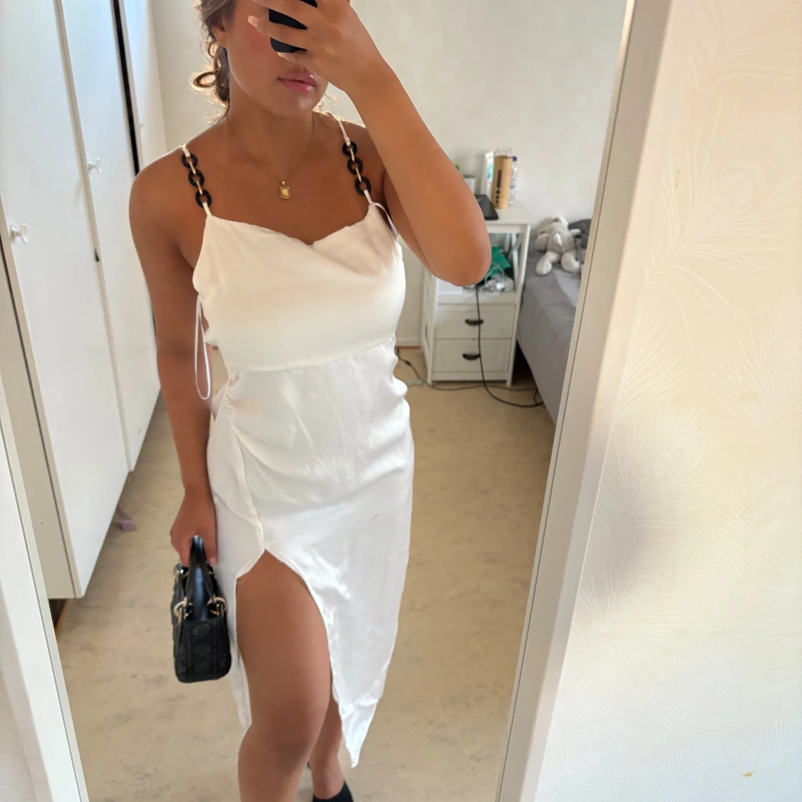 Vit långklänning med kedjeaxelband