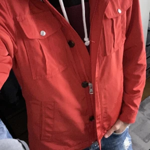 J.Lindeberg jacka  - Säljer nu en riktigt fet J.Lindeberg jacka för extremt billigt pga färgen och hålet i armhålan som knappt syns när man har på jackan och inte går igenom hela vägen. Jackan är en av de mest populära modellerna. 