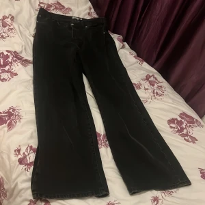 Svarta baggyjeans  - säljer svarta baggybyxor från lager 157. Hör av dig vid intresse!!!😆