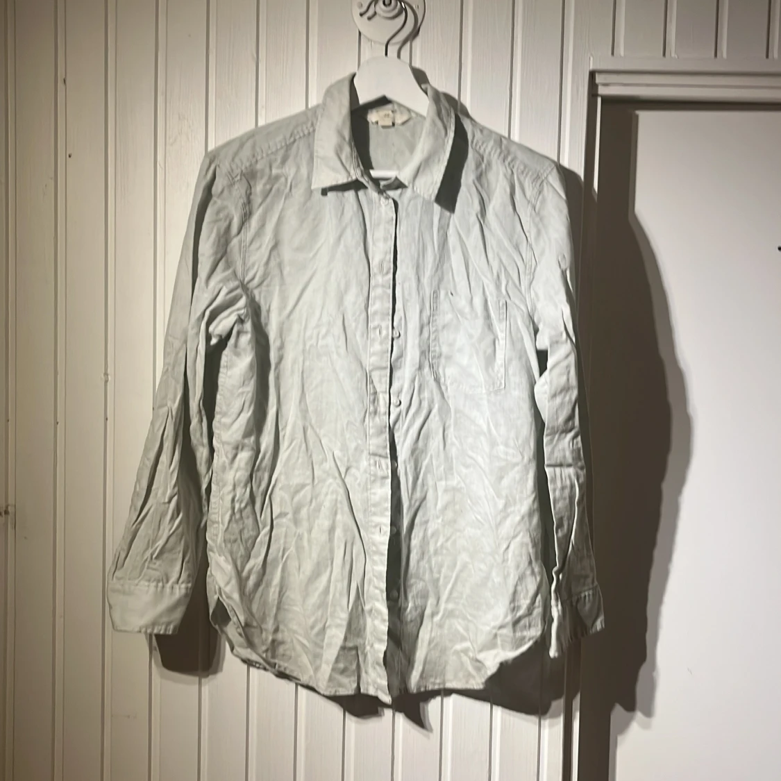 Ljusgrå linneskjorta från H&M