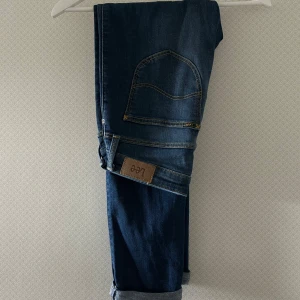 Jeans - Blåa jeans från Lee i storlek W28 L31.