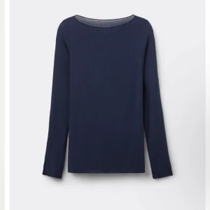 Mörkblå långärmad tröja - En basic mörkblå långärmad tröja från intimissimi, fin som passar till allt. Enkel och stilren modell som passar perfekt till jeans eller kjol. Tillverkad i mjukt material för en skön känsla hela dagen. original priset är 489 kronor och jag säljer den för 300 på grund av små defekter nere vid ena ärmen!