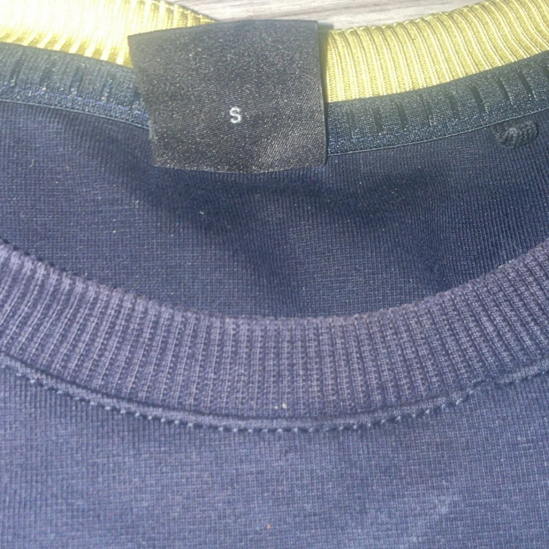 Svart BOSS tröja med guldfärgat tryck - 1