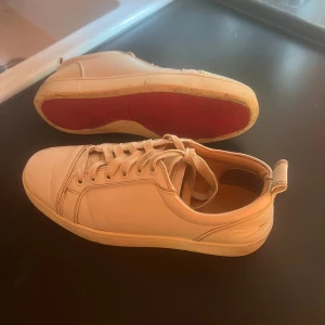 Christian loubutin  - Säljer mina christian loubutin. Stl 39. Använt men helt okej skick. Äkthetsbevis följer med, samt skolåda och påse som tillhör skorna. Pris kan diskuteras!