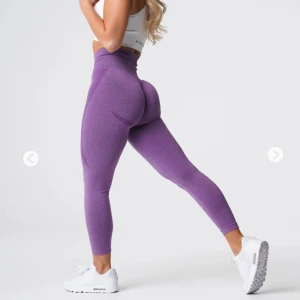 Gym leggings - Snygga gym leggings från Nvgtn i storlek m. Använda men i väldigt bra skick utan defekter 💜💜 Nypris 569kr. 