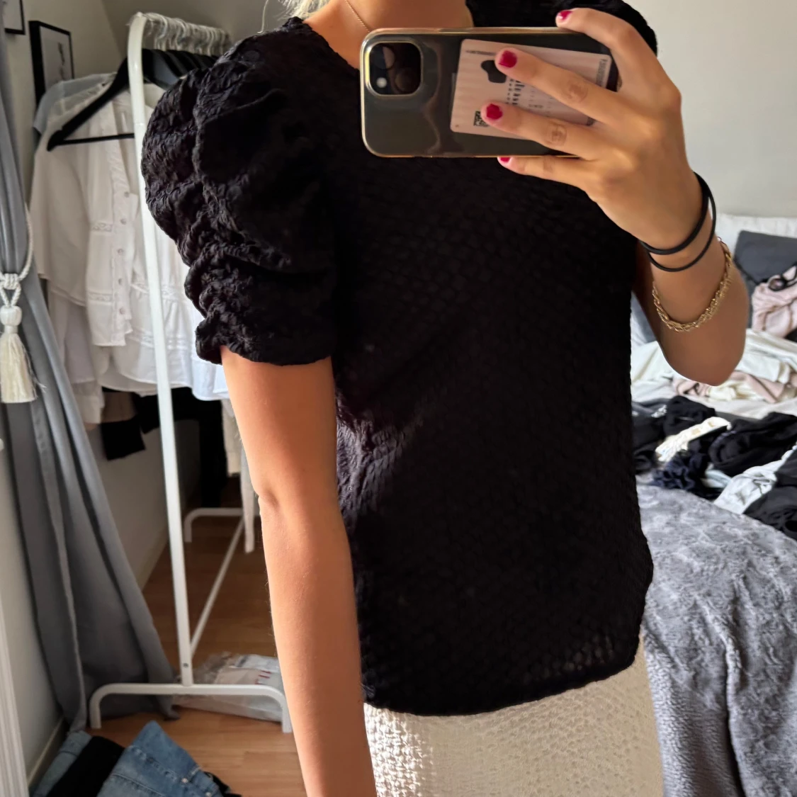 Svart blus med puffärm - 1