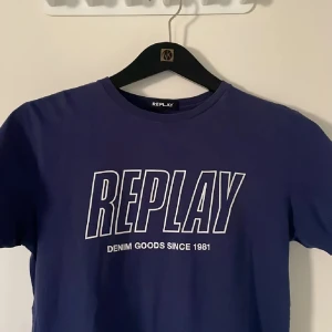 Replay T-shirt  - Tja! Nu säljs denna sjukt Snygga Replay T-shirt. Skick 9/10 som ny. Nypris ligger runt 849kr men säljer nu för ändasg 299kr. Gör gärna av er vid minsta lilla fundering! 