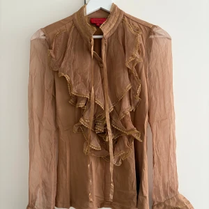 Fin blus av Charfal  - Säljer en superfin blus av märket Charfal, perfekt till hösten. 
