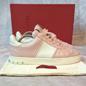 Rosa Valentino Flycrew - Stl: 38,5 - Väldigt fina Valentino skor I färgen rosa! 🙌 Skick: 9/10, en nit har lossnat på höger skon | Stl: 38,5 | Medföljer vid köp: Skorna och dustbag | Hör av dig vid frågor | Mvh Galgen ✌️